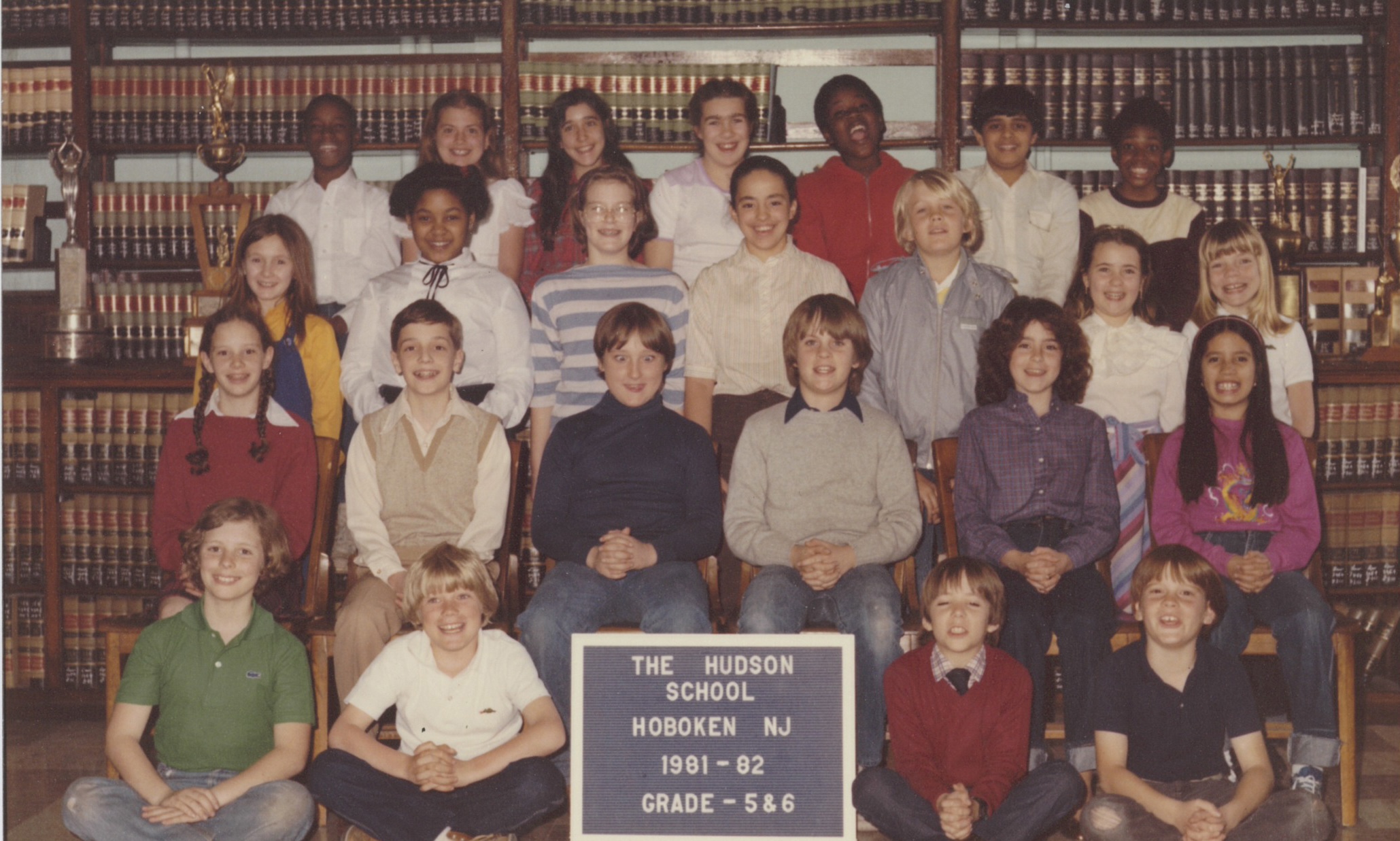 A Hudson School fifth- and sixth-grade class posing for a group portrait in the school library, 1981–82.